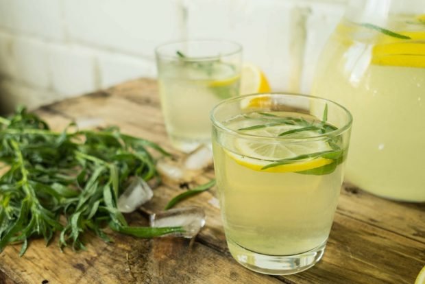 Tarragon lemonade at home 