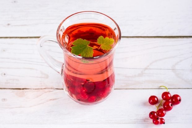 Red currant compote with strawberries 