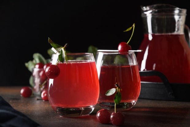 Cherry and strawberry compote 