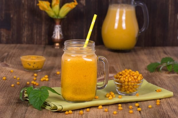 Smoothies with sea buckthorn in a blender