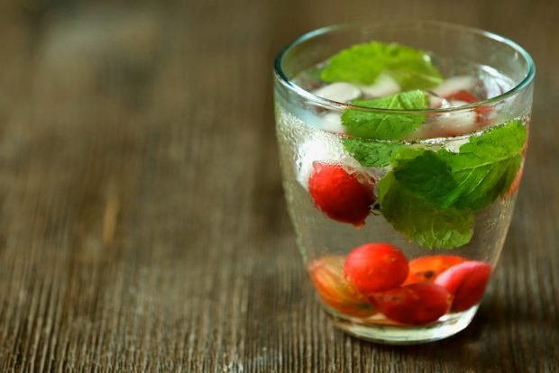 Gooseberry and mint mojito 