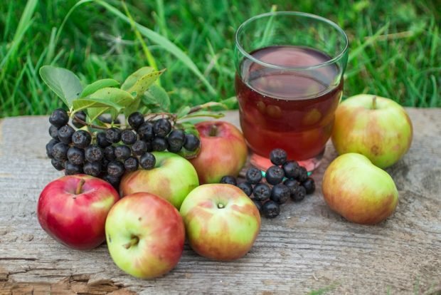 Black mountain ash compote with apples 