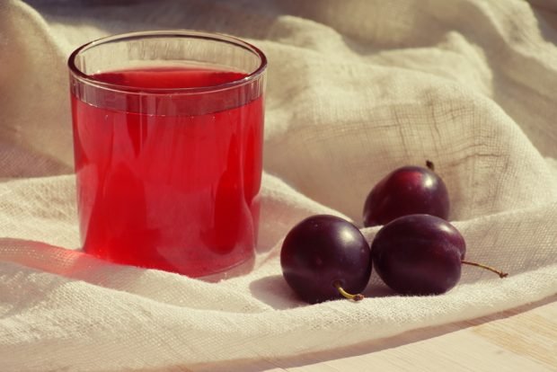 Plum compote in a hurry 