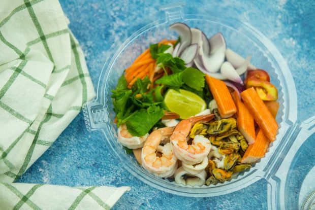 Salad bowl with seafood