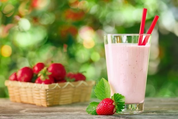 Milkshake with ice cream with strawberries 