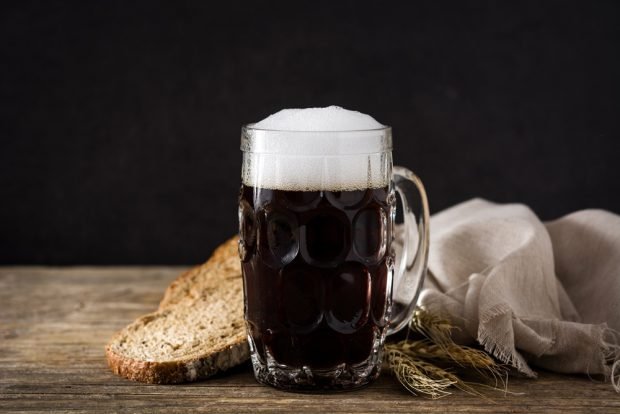 Homemade kvass with chicory and yeast