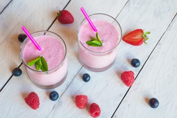 Milkshake with berries