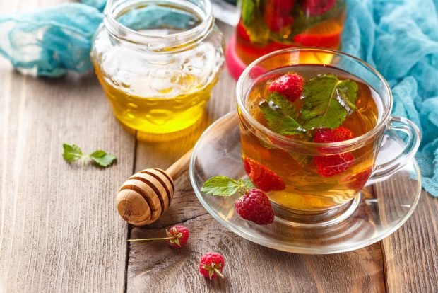 Tea with raspberries and mint 