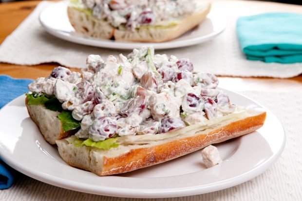 Salad with grapes, smoked chicken and herbs