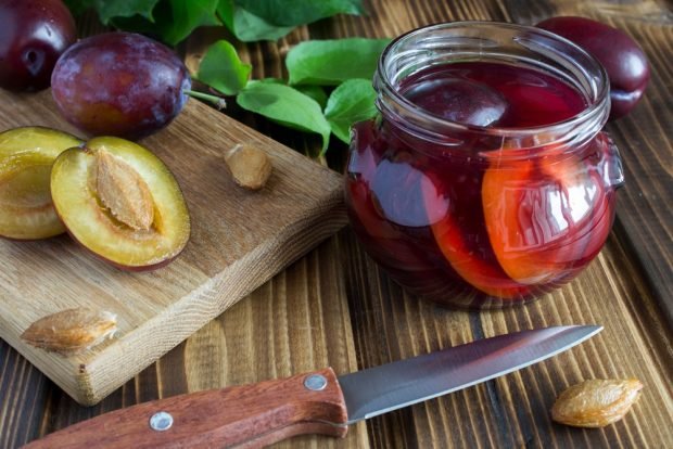 Plum compote with honey