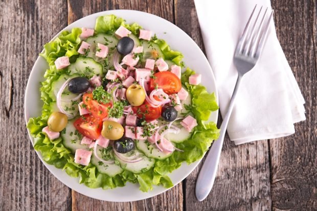 Salad with ham, olives and grapes