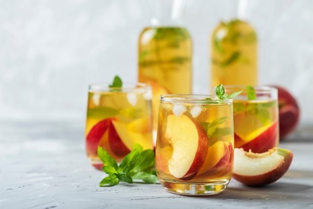 Compote of peaches and apricots with mint 