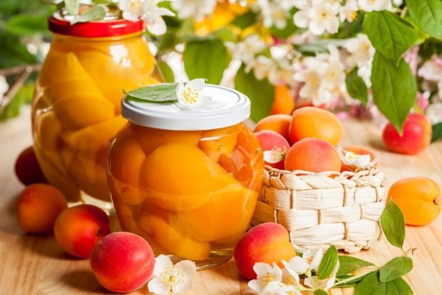 Apricot and peach compote with honey