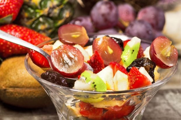 Fruit salad with prunes 