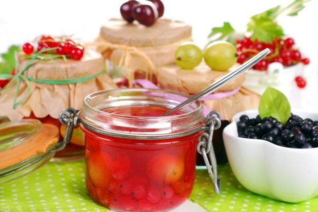 Gooseberry and red currant compote