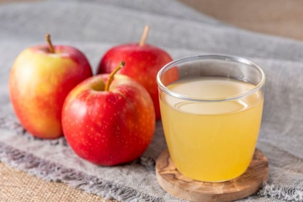 Apple juice through a juicer 