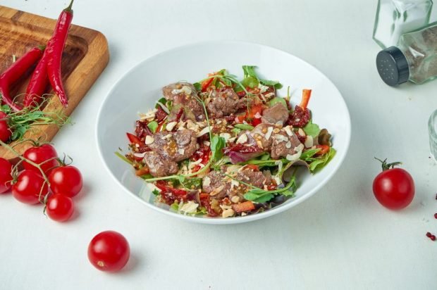 Spicy salad with chicken liver and dried tomatoes 