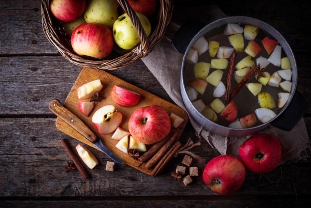 Apple compote with spices 