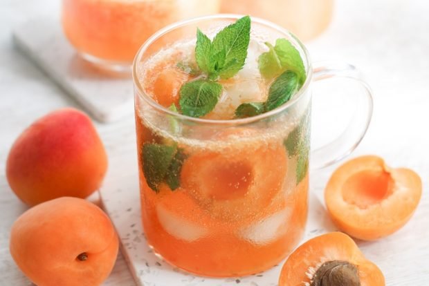 Apricot mojito