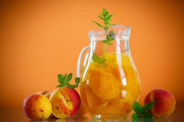 Summer apricot compote 