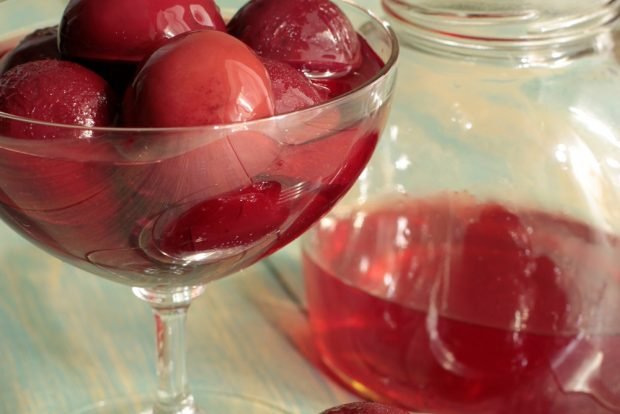 Plum compote without sugar 