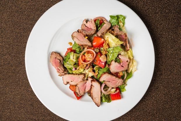 Salad with beef and Dijon mustard