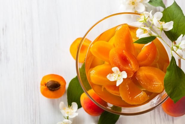 Apricot compote without sugar