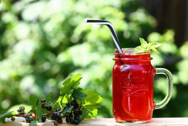 Red and black currant compote