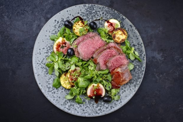 Salad with beef and figs 