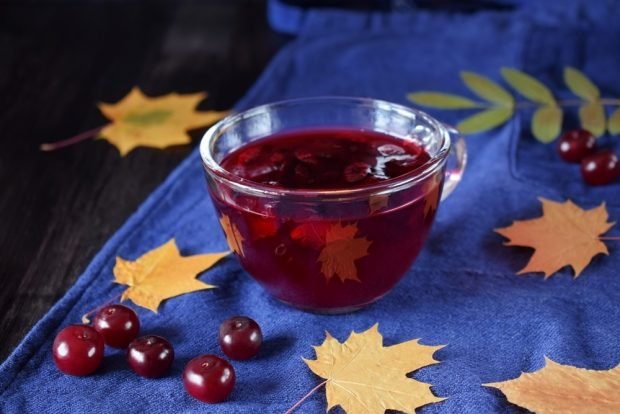 Jelly made from fresh cherries with starch 