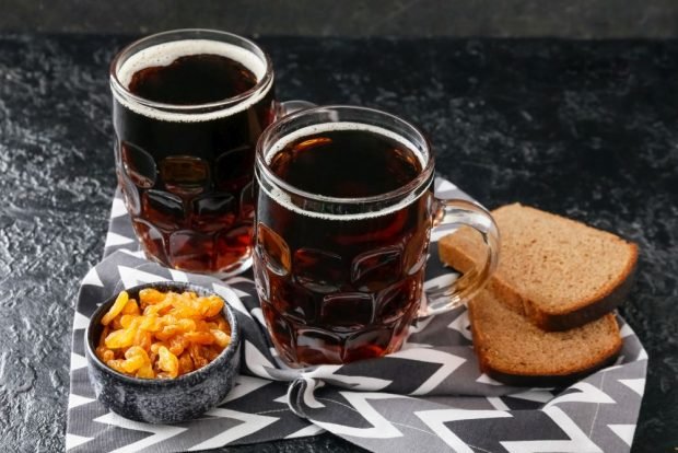 Kvass from black bread and raisins is a simple and delicious recipe, how to cook step by step