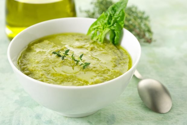 Pea soup with spinach