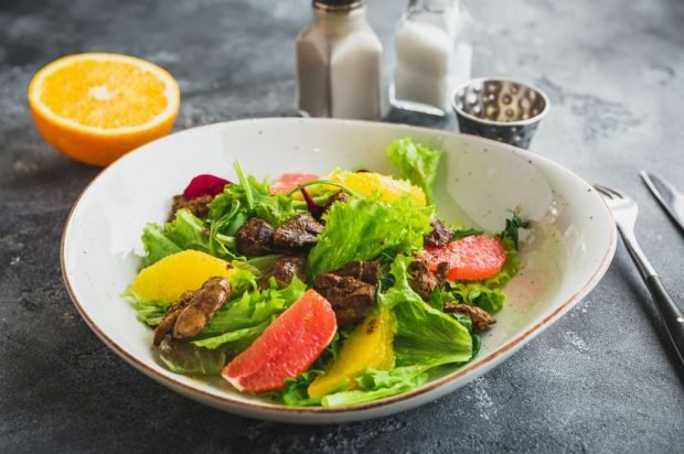 A warm salad with chicken liver, grapefruit and orange 