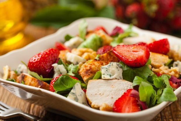 Salad with strawberries, blue cheese and smoked chicken 