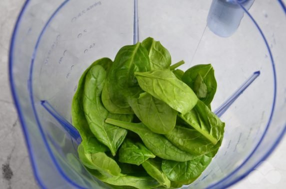 Smoothie with banana and spinach: photo of recipe preparation, step 2