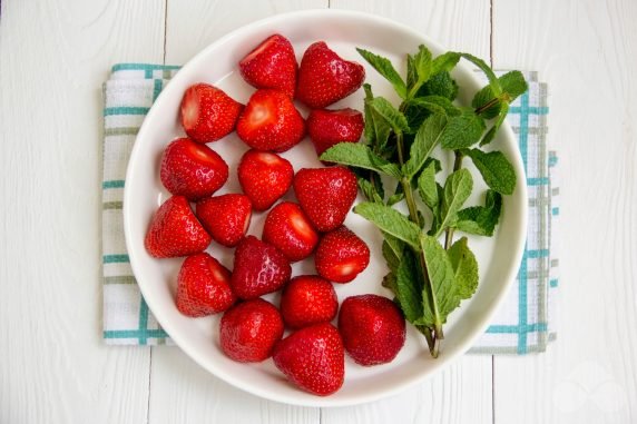 Lemonade with strawberries and lime juice: photo of recipe preparation, step 2