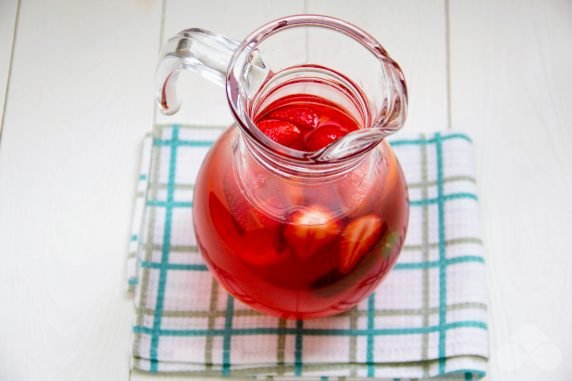 Lemonade with strawberries and lime juice: photo of recipe preparation, step 7