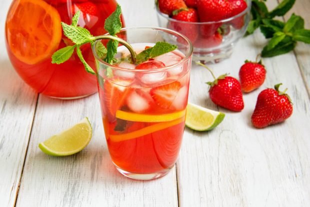 Lemonade with strawberries and lime juice – a simple and delicious recipe with photos (step by step)