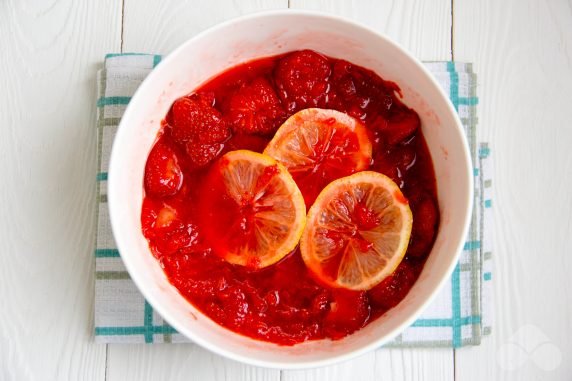 Lemonade with strawberries and lime juice: photo of recipe preparation, step 4