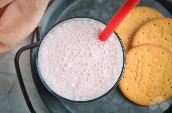 Milkshake with strawberries: photo of recipe preparation, step 4