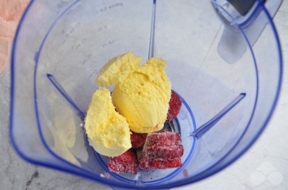 Milkshake with strawberries: photo of recipe preparation, step 2