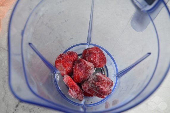 Milkshake with strawberries: photo of recipe preparation, step 1