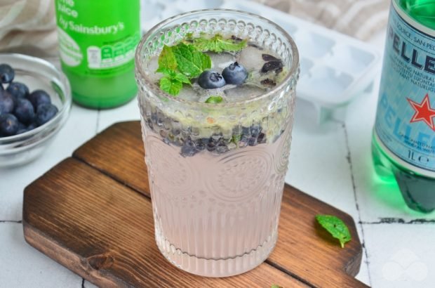 Blueberry mojito is a simple and delicious recipe with photos (step by step)