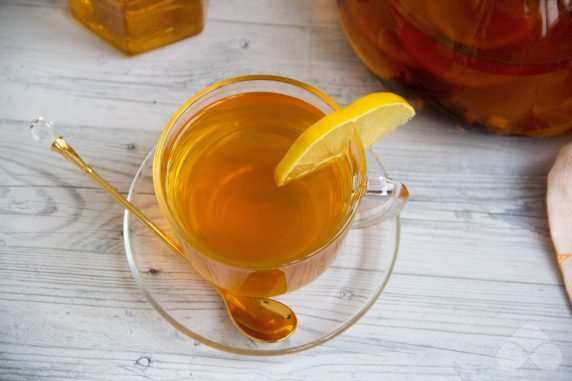 Black tea with ginger, lemon and honey: photo of recipe preparation, step 6