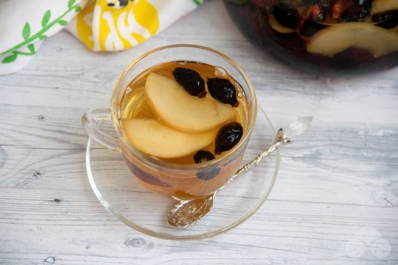 Tea with rosehip, apple and cinnamon: photo of recipe preparation, step 4