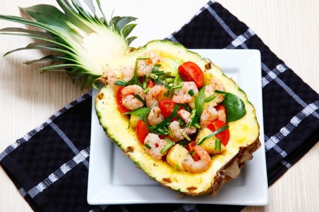 Shrimp, tomato and pineapple salad 