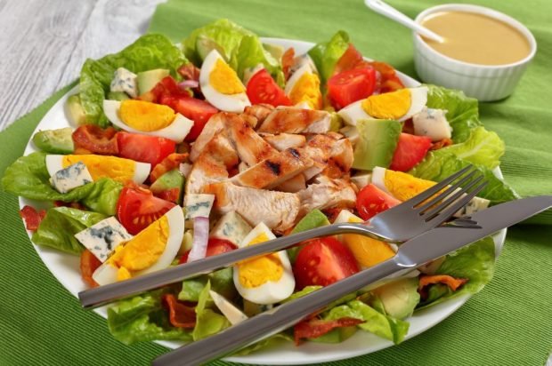 American cobb salad of meat, vegetables, avocado and Roquefort cheese is a simple and delicious recipe, how to cook step by step