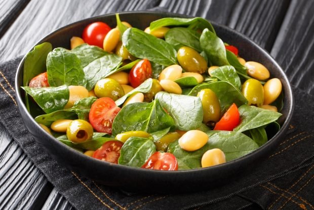 Salad with spinach and canned beans