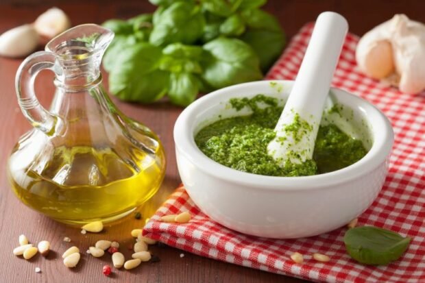 Classic pesto sauce is a simple and delicious recipe, how to cook step by step