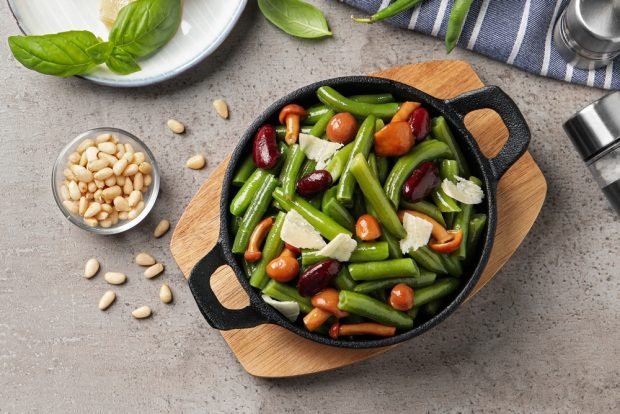 Salad with mushrooms and beans